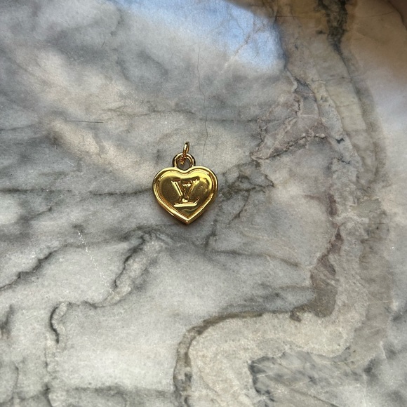 LV Gold Heart Charm LOUIS VUITTON - Picture 1 of 3